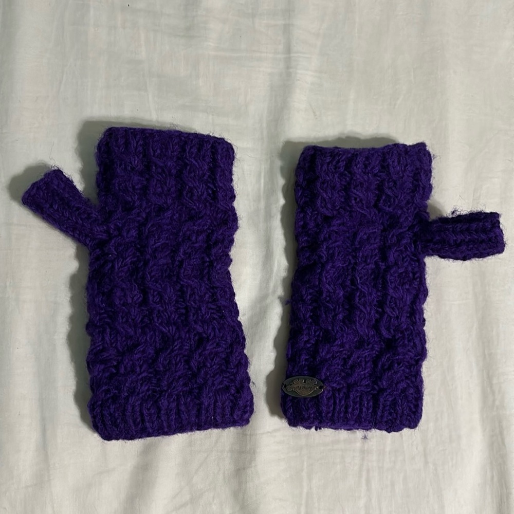 Open ended purple gloves, cute, lightly worn, perfect condition. OS